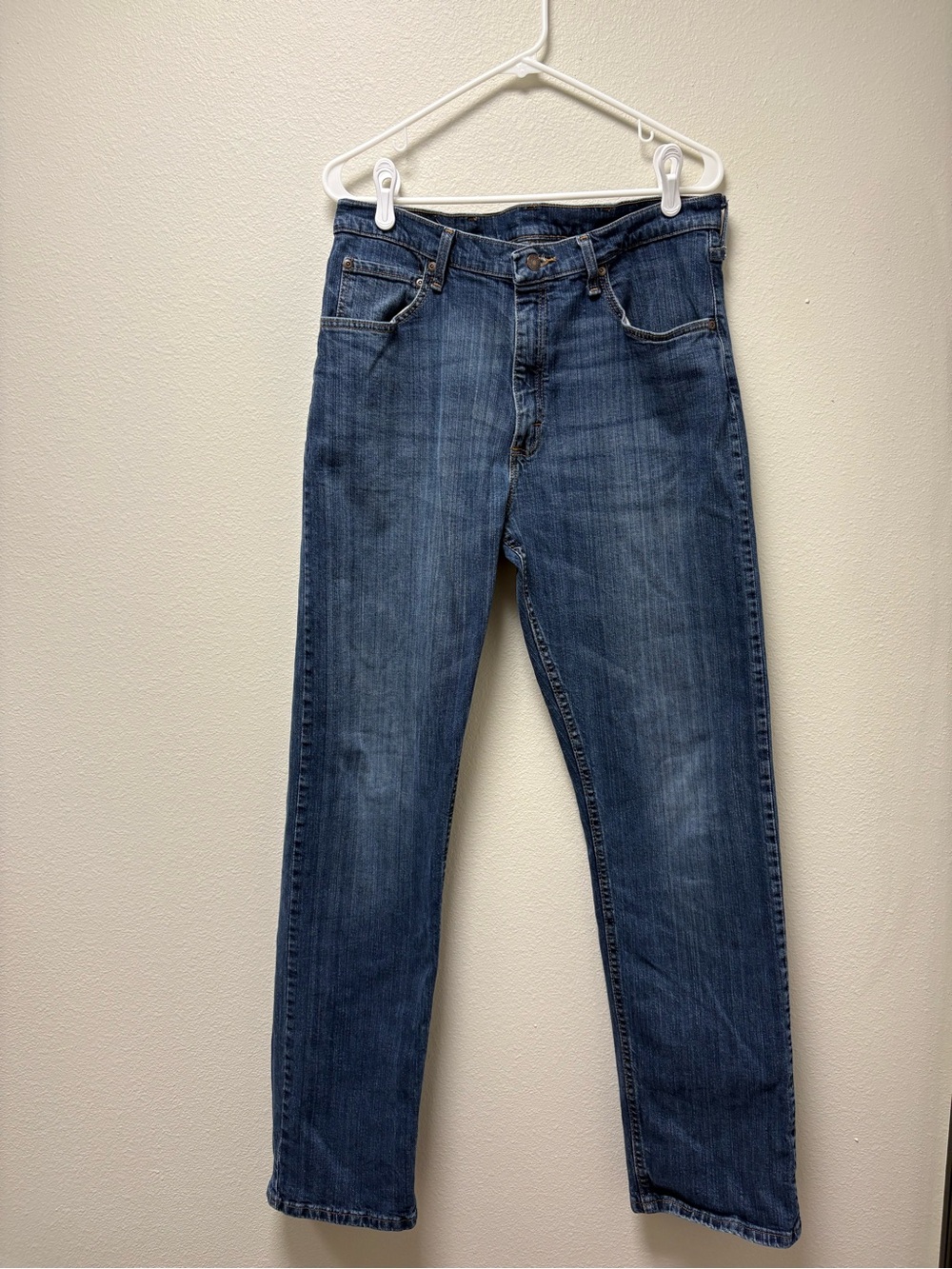 Wrangler Premium Quality Men's Relaxed Fit Straight Leg Medium Wash Jeans 34/34
